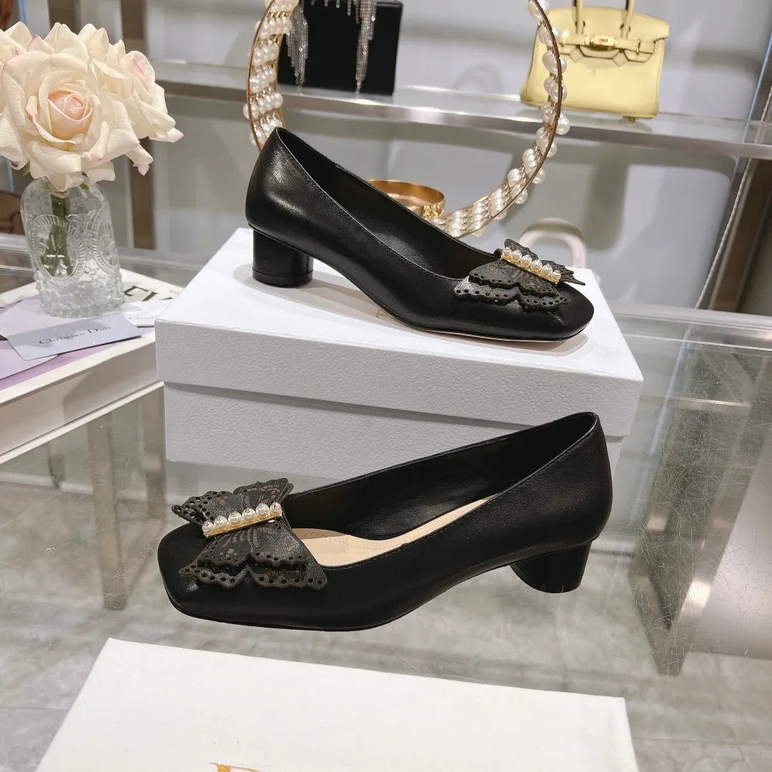 👟👟Ex-factory price 560👟👟 2024 early spring new style ◼️Dior ◼️Dior spring and summer latest fashion show haute couture series sandals Bow Mary Jane ——— Ldylle retro Roman style doll women's sandals CD pearl five metal buckle bow low-heeled women's single shoes Original development top high-end version Material: imported cow patent leather upper + water-dyed sheepskin lining + original molded pearl buckle + Italian genuine leather outsole Size: 34-40 (34.40. Customization is non-refundable and non-exchangeable) Heel height: 4.5cm 8.5cm